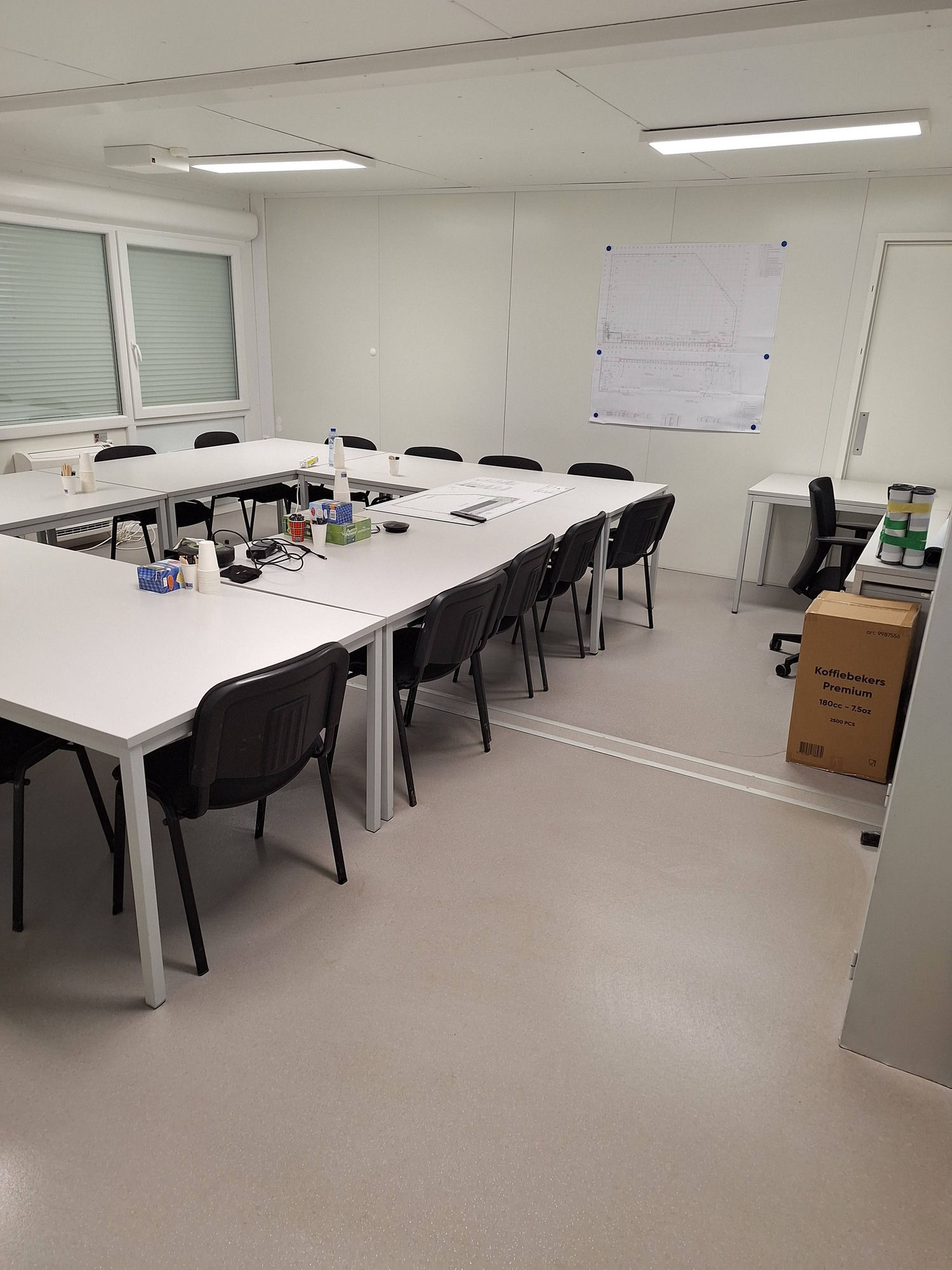 Schoon kantoor vergaderruimte